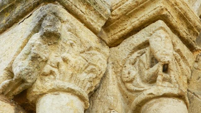 Détails chapiteaux sculptés église de Nogent le Bernard