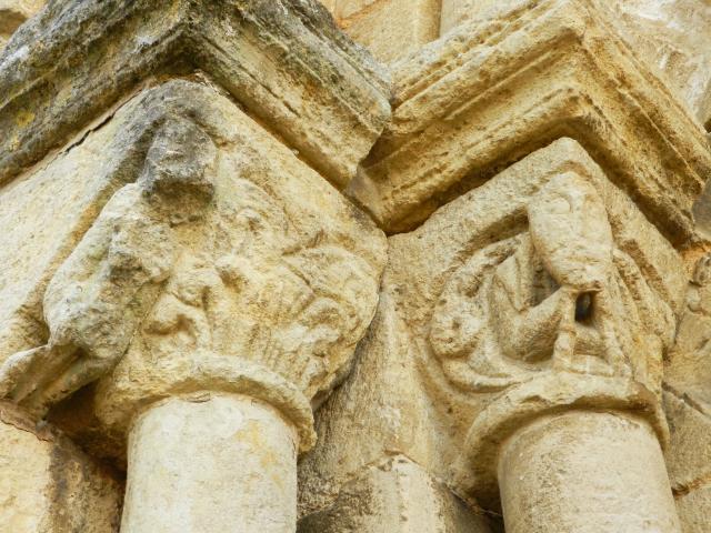 Détails chapiteaux sculptés église de Nogent le Bernard