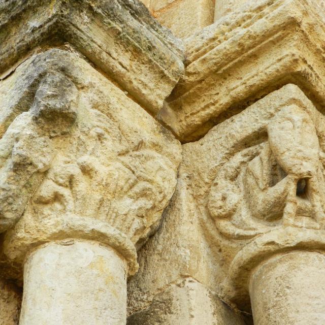 Détails chapiteaux sculptés église de Nogent le Bernard