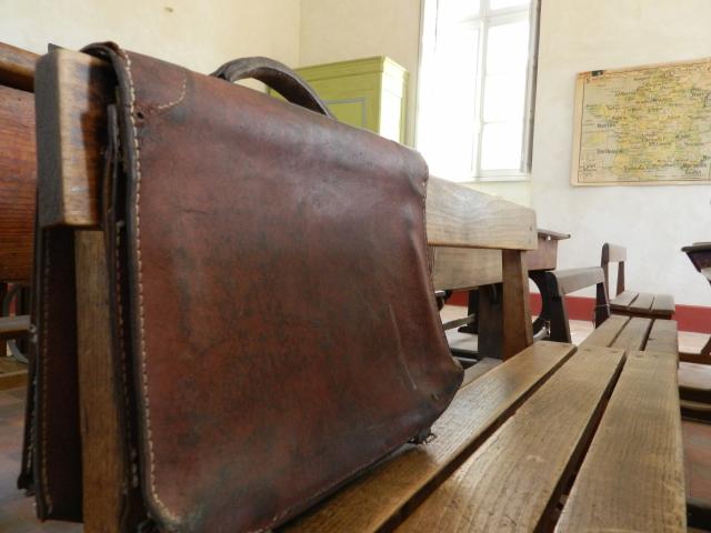 Cartable dans la salle de classe - Maison d'école natale de l'écrivain Catherine Paysan