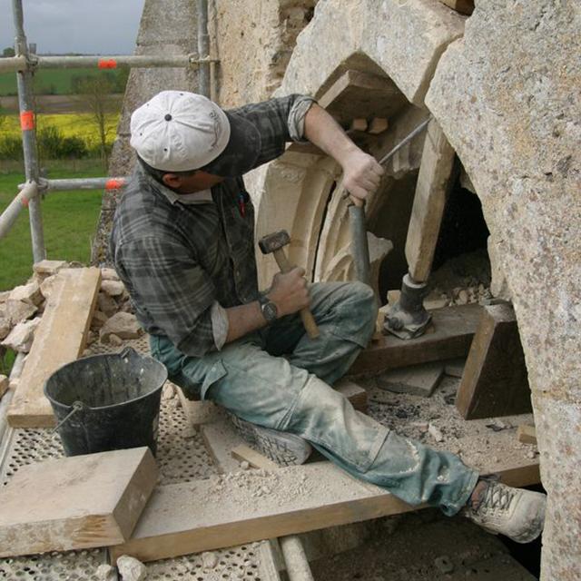 Artisan maçon à Moullin