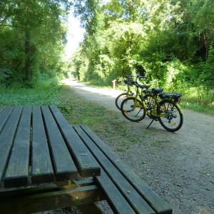 Voie Verte avec table et vélos