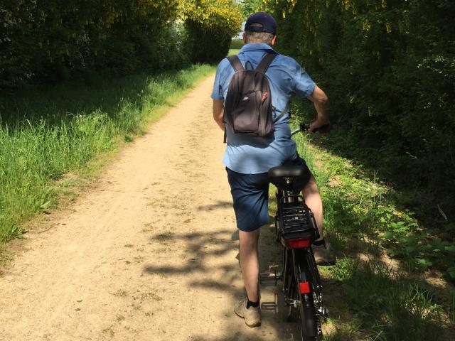 Vélo électrique et cycliste sur la voie verte