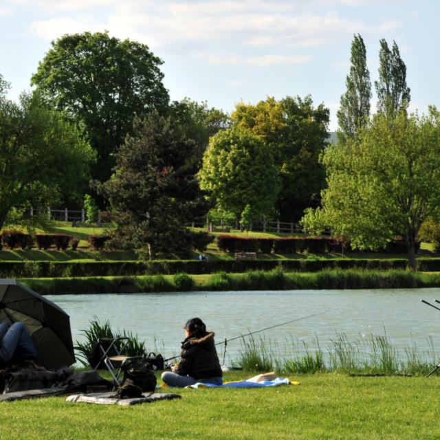 Plan d'eau et pêcheurs - Mamers